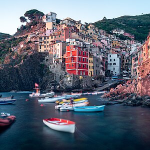 Weiße und rote Boote auf dem Wasser